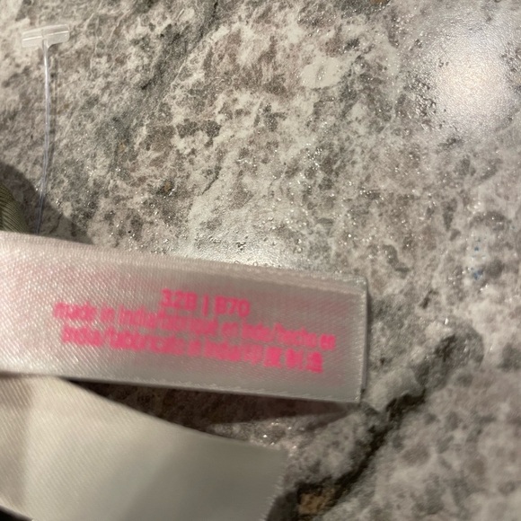 PINK Victoria's Secret Camouflage Bra size 32B padded, front clasp, adjustable - Picture 6 of 6